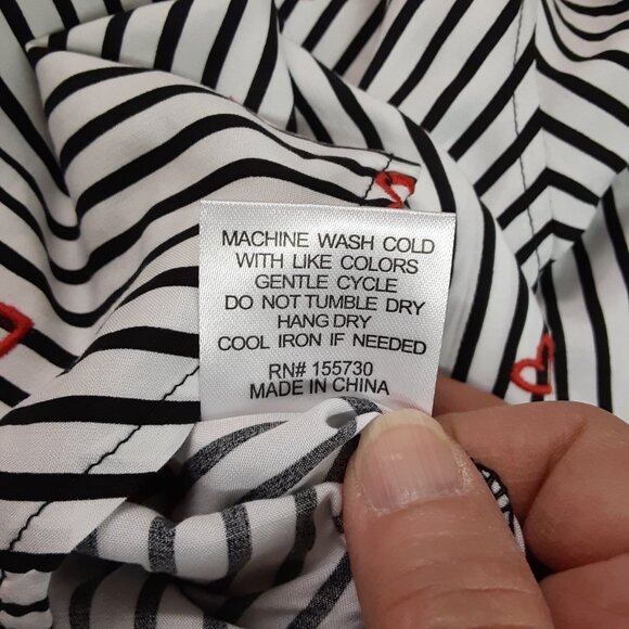 Jane Delancey Collared Top Size MED Long Sleeve Hearts Love 100% Rayon Button Up - Picture 5 of 8